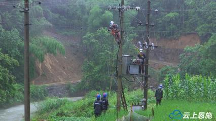 湖北来凤:电力抢修工人冒雨趟河抢修受损变压器获群众好评